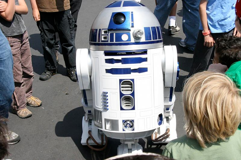 Illustration for article titled DIY R2-D2 Is Even Better than the Real Thing